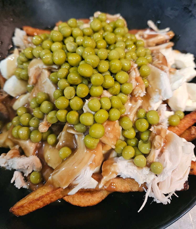 Poutine saucisses et bacon - Snack branché LA Poutine à Québec (1)