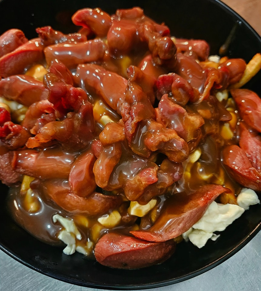 Poutine saucisses et bacon - Snack branché LA Poutine à Québec (1)