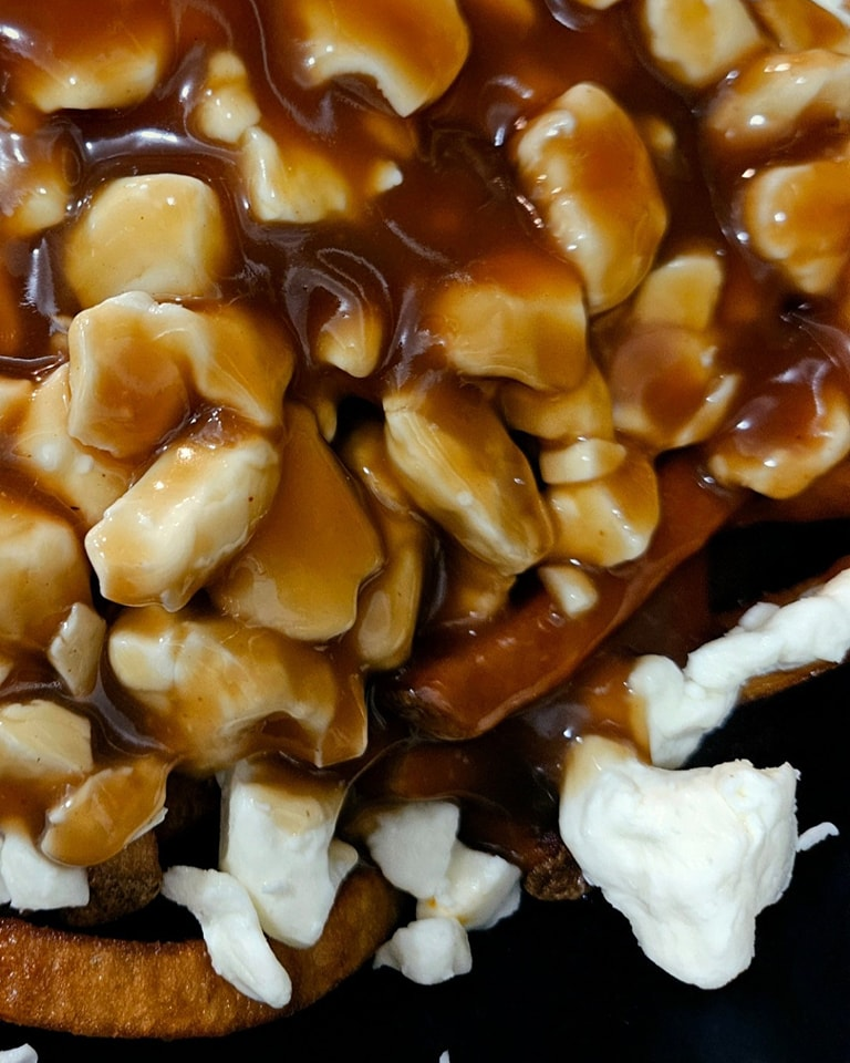 Poutine saucisses et bacon - Snack branché LA Poutine à Québec (1)